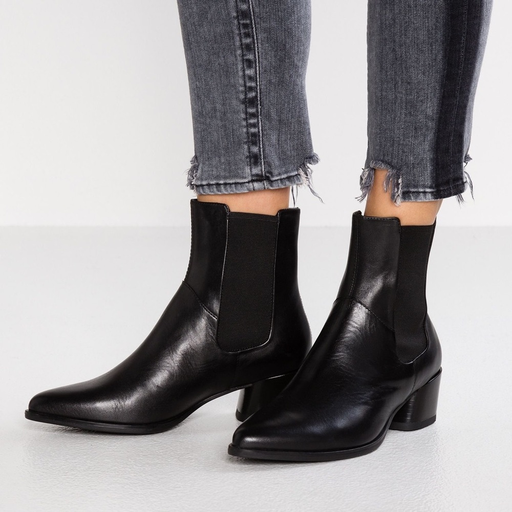 Vagabond Lara black croc ankle boots, size 37.